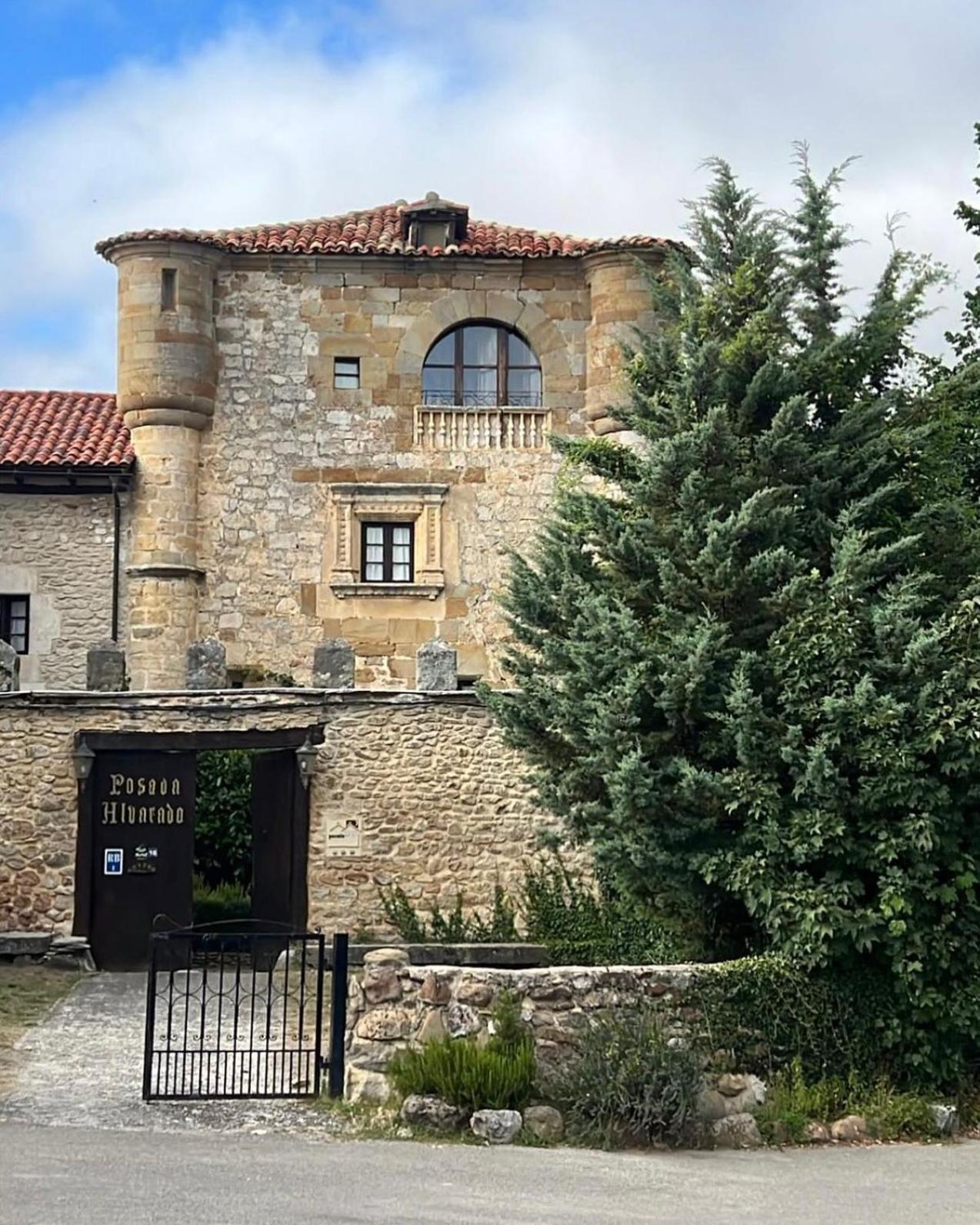 Palacio De Los Alvarado En Las Merindades El Ribero Exterior foto