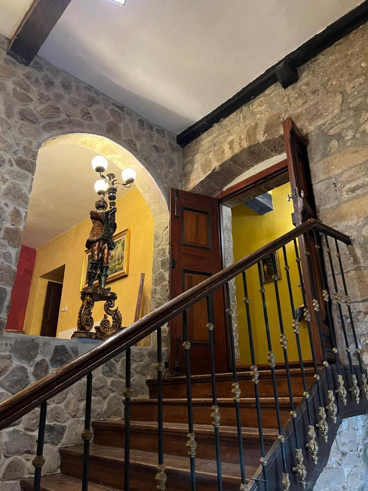Palacio De Los Alvarado En Las Merindades El Ribero Exterior foto