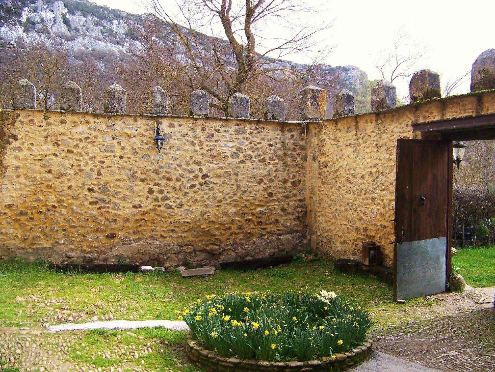 Palacio De Los Alvarado En Las Merindades El Ribero Exterior foto
